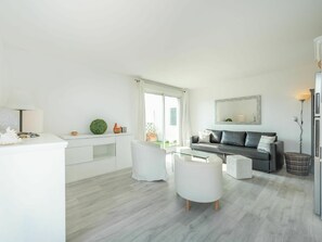 Building, Furniture, Window, Plant, Interior Design, Flooring, Wood, Floor, Living Room