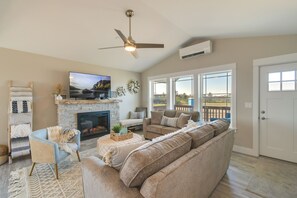 Living Room | Queen Sleeper Sofa | Smart TV | Free WiFi