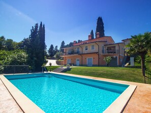Water, Sky, Building, Daytime, Plant, Swimming Pool, Azure, Nature, Green, Rectangle