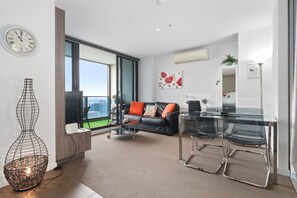 - Dining- Free Netflix & Wi Fi - sofa bed.