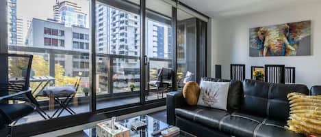 Modern spacious, open plan dining kitchen Living. Luxury accommodation in the heart of the city. Free Wi Fi, Free Netflix, Free Parking, Free Wine, 2 Swimming Pools, 2 Gyms, Sauna, BBQ area's, Garden Lounge. Southern Cross Station & Marvel Stadium.