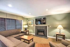 Living Area | 1st Floor | Smart TV | Gas Fireplace | Internet Access