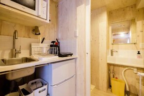 Full kitchen and washbasin!