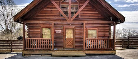 Beautiful Log home with mountain views - Smoky Mountain Cabin has it all at Moonlight Ridge including arcade video games, hot tub, pool table, smart TVs, internet, gas grill, and so much more!