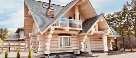 A masterpiece of Canadian log house