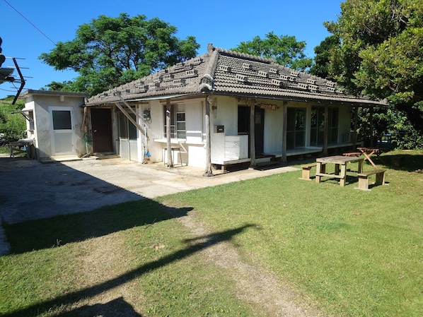 ・ [Exterior] It is a traditional Okinawan house.