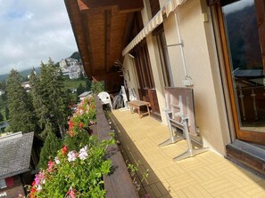 Balkon führt über die ganze Breite der Wohnung