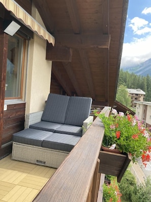 Loungemöbel kann in eine Liege umfunktioniert werden (140cm breit)