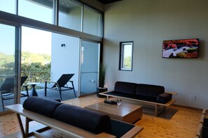 Relax at your ease in your bare feet at Japanese style "Japanese" (wa) room / Relax in a calming room that values the Japanese atmosphere