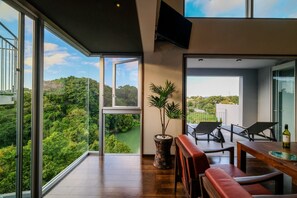 Expansive space that you feel like you are in the sky / An open private space that makes you feel like you are in the sky
