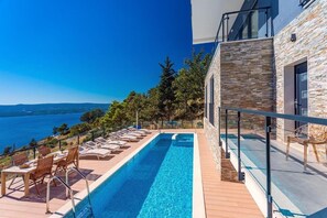 Pool. Stilvolle Villa in ruhiger Umgebung, 4 Schlafzimmer mit Bad