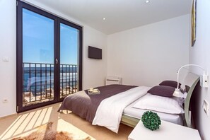 Schlafbereich. Schlafzimmer Nr. 1 mit Kingsize-Bett 180 x 200 cm mit offenem Meer- und Poolblick