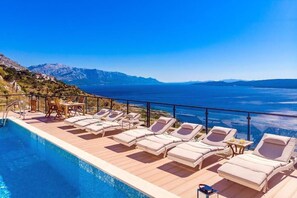 Pool. Sonnendeckbereich mit 10 Sonnenliegen, die absolute Privatsphäre bieten