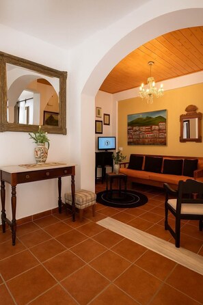 View of the interior – Entrance to a cozy interior hallway.

