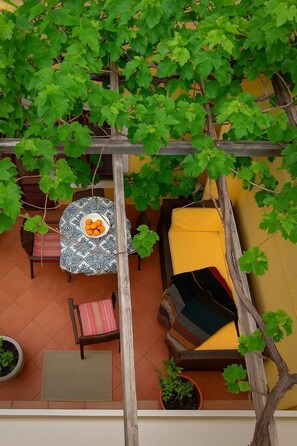 View from above – Overhead garden and patio view with greenery.

