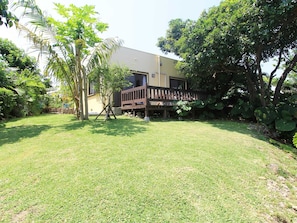 ・ Children are delighted with the spacious lawn