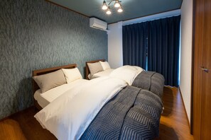 The bedroom at the back of the 2nd floor. The accent cloth of the wallpaper is fashionable, and we are particular about lighting. The front right is a walk-in closet.