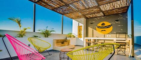 Conveniently furnished room with tables and chairs, perfect for your stay in Playa del Carmen