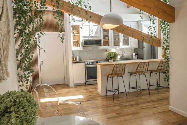 Fully equipped kitchen and a minibar with seatings