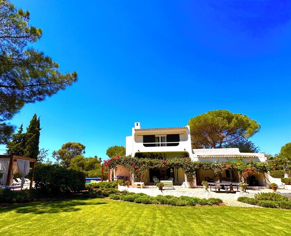 Fantastic lawn garden, pool, large patio, 2 dining cosy spaces - gate to golf
