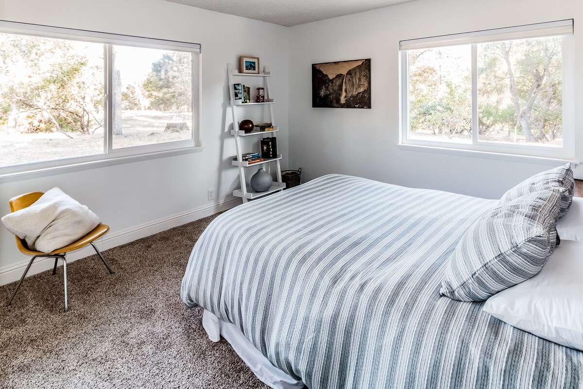 Peaceful getaway near Bass Lake & Yosemite w/Ping-Pong, gas grill, AC, game room