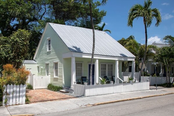 Located in Old Town, this duplex is the perfect location to walk to Duval Street and take in the sites. 