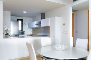 living room, lunchroom (4)