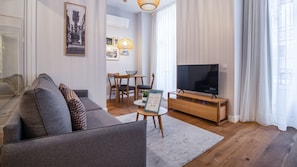 This modern rustic living room  was fully decored and furniture so you would feel at home while you're enjoying the beauties of Lisbon #airbnb #airbnblisbon #portugal #pt #lisbon