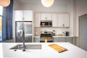 Enjoy a fully equipped kitchen with modern appliances, ready for all your culinary adventures. Cook and create delicious meals during your stay in Birmingham. The perfect space for food enthusiasts and home-cooked delights!