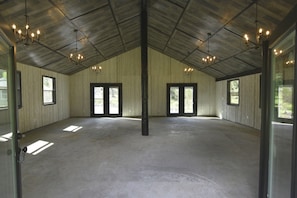 Open concept with vaulted ceiling in the barn. The size is 29 ft x 26.4 ft.