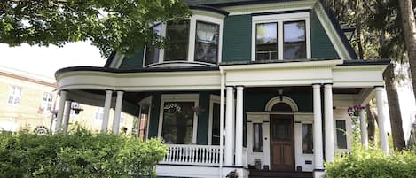 Queen Anne Victorian four blocks from Broadway, great porch for parties
