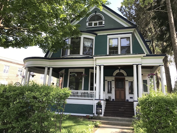 Queen Anne Victorian four blocks from Broadway, great porch for parties
