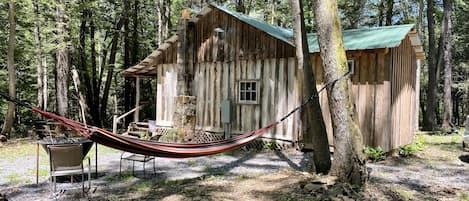 Authentic log cabin by the creek with hammock for total relaxation