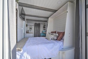 Studio | Queen Murphy Bed