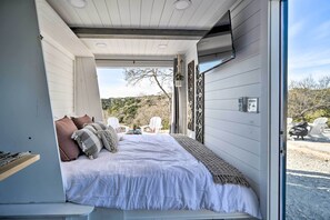 Studio | Smart TV | Central A/C & Heating