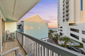 [Balcony] You can marvel at the sunset views of the sea from the balcony.