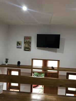 tv al frente de la cama