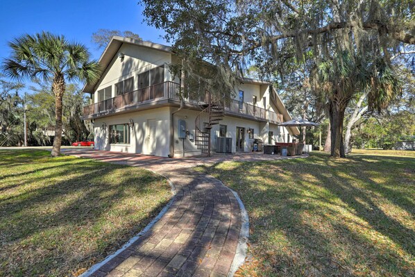 Largo Vacation Rental | 3BR | 4BA | 3,725 Sq Ft | Stairs Required