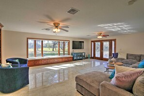 Living Room | Free WiFi | Central A/C