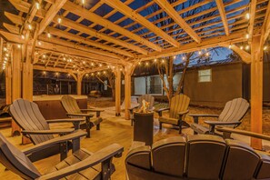 Outdoor Lounge & Fire Pit – Gather around the fire pit under a pergola