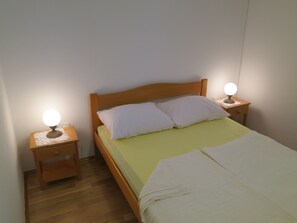 Schlafzimmer 1