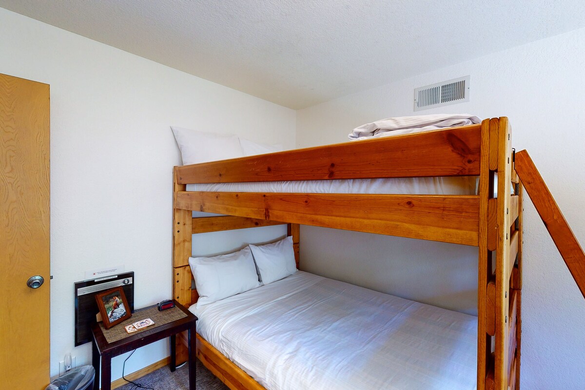 Modern cabin w/beautiful views, private gas grill, W/D, and wood fireplace