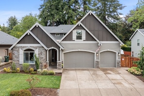Custom-design luxury home close in west hills Portland. 10 minutes to downtown