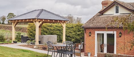 The hot tub at Kingfisher Cottage, Welsh Borders