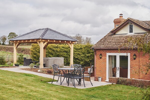 The hot tub at Kingfisher Cottage, Welsh Borders