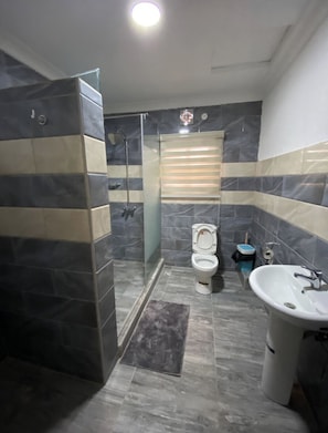 MASTERS BATHROOM