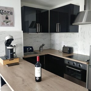 Cuisine avec cafetiére Nespresso Vertuo (les capsules sont fournies)