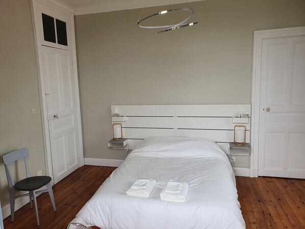 Chambre 1. Grande chambre lumineuse avec lit double et 2 fenêtres. 