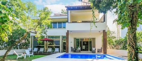 Enjoy a private pool & big yard to outdoor dine, suntan, or sip cocktails!