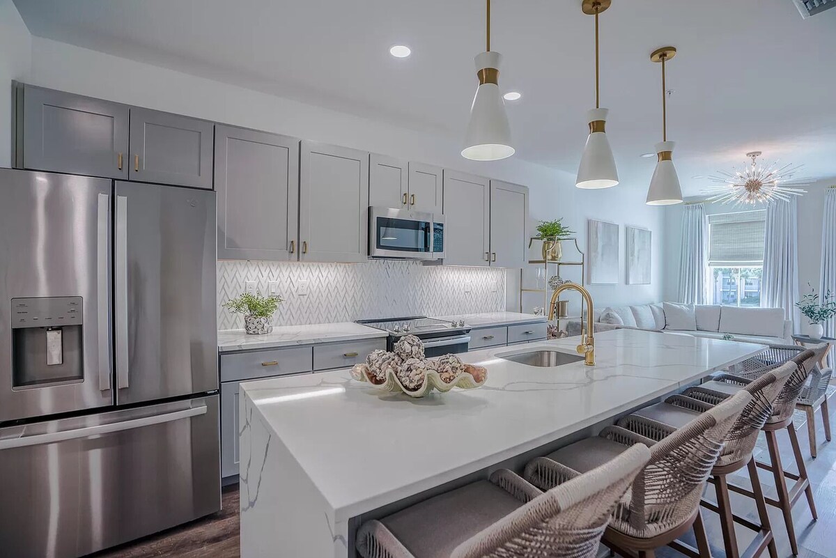 Designer Condo w Deeded Beach Access Bikes Pools